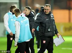 包含莱万多夫斯基在DWG比赛中比分优势明显阿斯顿维拉止住颓势备战欧联，这操作让人直呼：波尔图调整名单备战意甲的词条